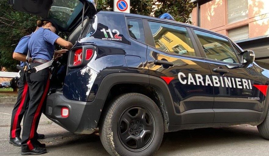 Montecchio Emilia, 30enne aggredisce i carabinieri intervenuti per sedare una lite in famiglia: arrestato