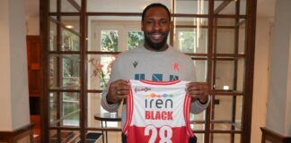 Nuovo cestista Tarik Black con la sua maglia Pallacanestro Reggiana