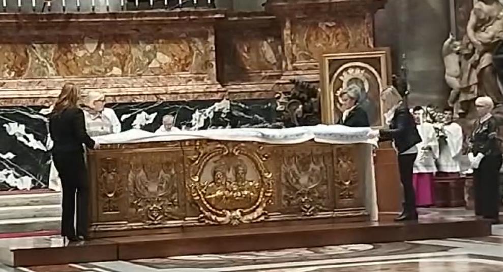 La Tovaglia del Perdono di Reggio Ricama da ieri riveste l’Altare della Cattedra in Vaticano (video)