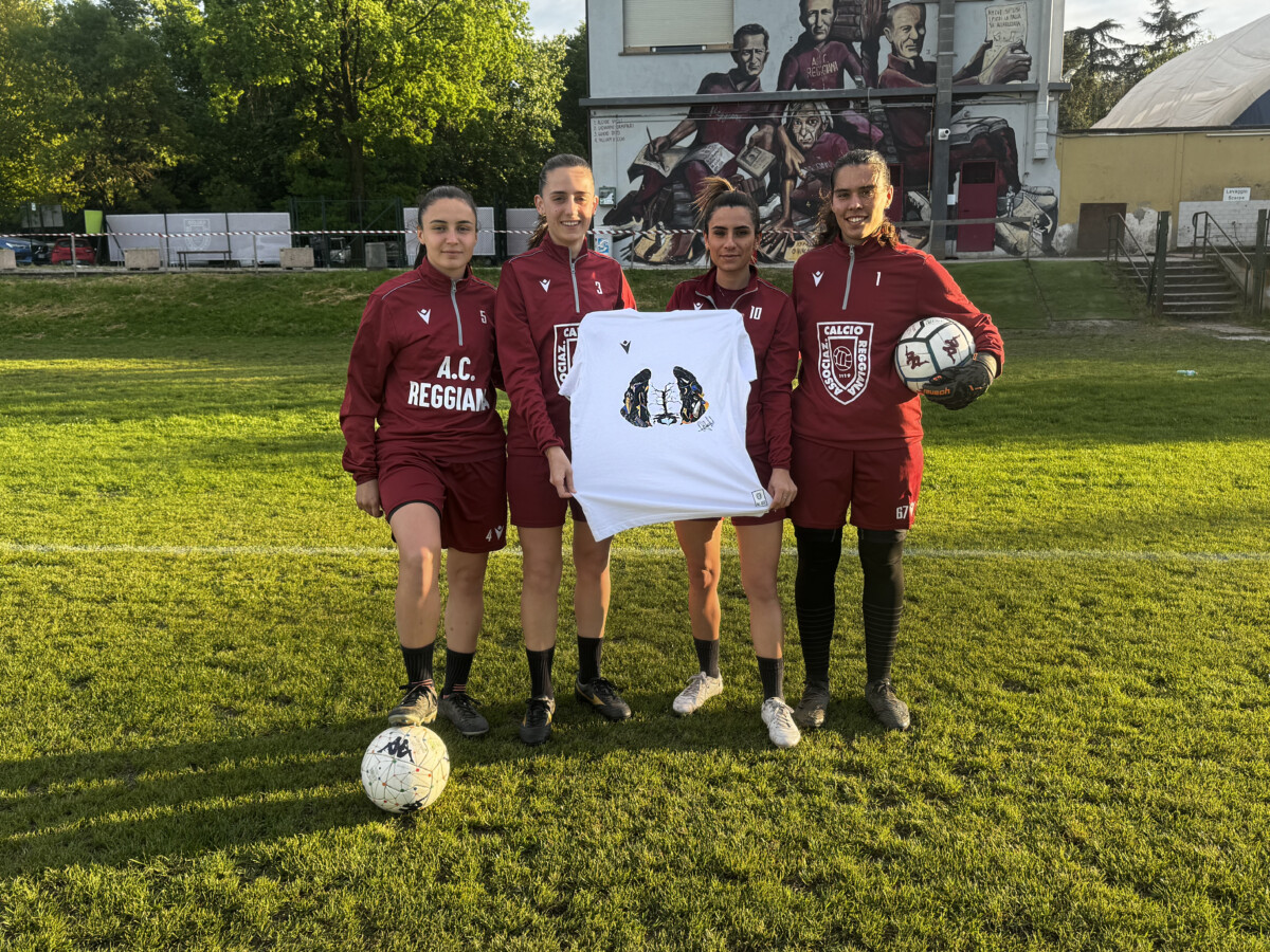 Ac Reggiana, ragazze del settore femminile ingresso in campo in occasione della sfida col Cosenza con la t-shirt dedicata all’uguaglianza di genere