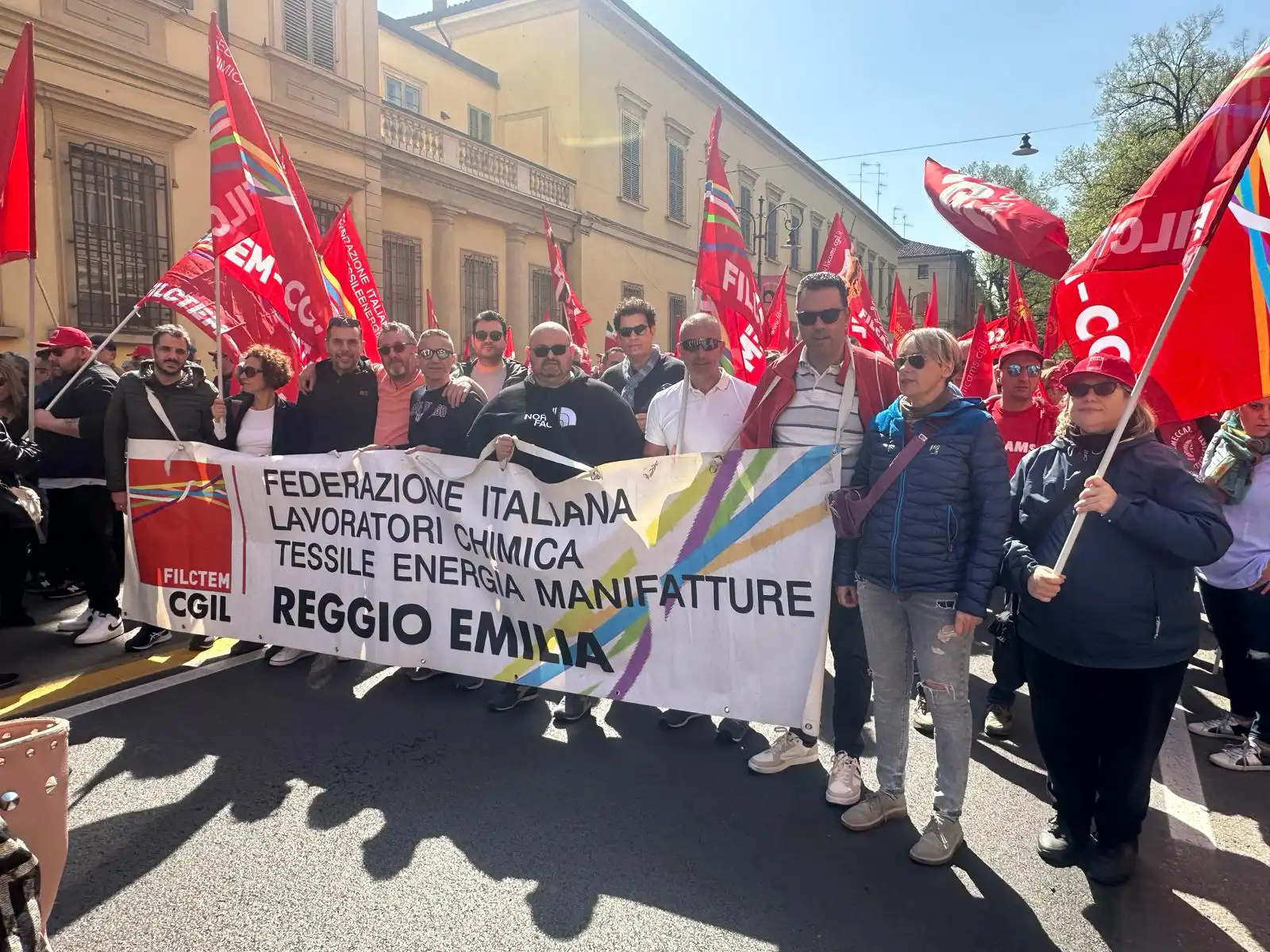 “Festa dei lavoratori” a Reggio Emilia: il corteo nelle vie del centro e il concerto de “Lo Stato Sociale”
