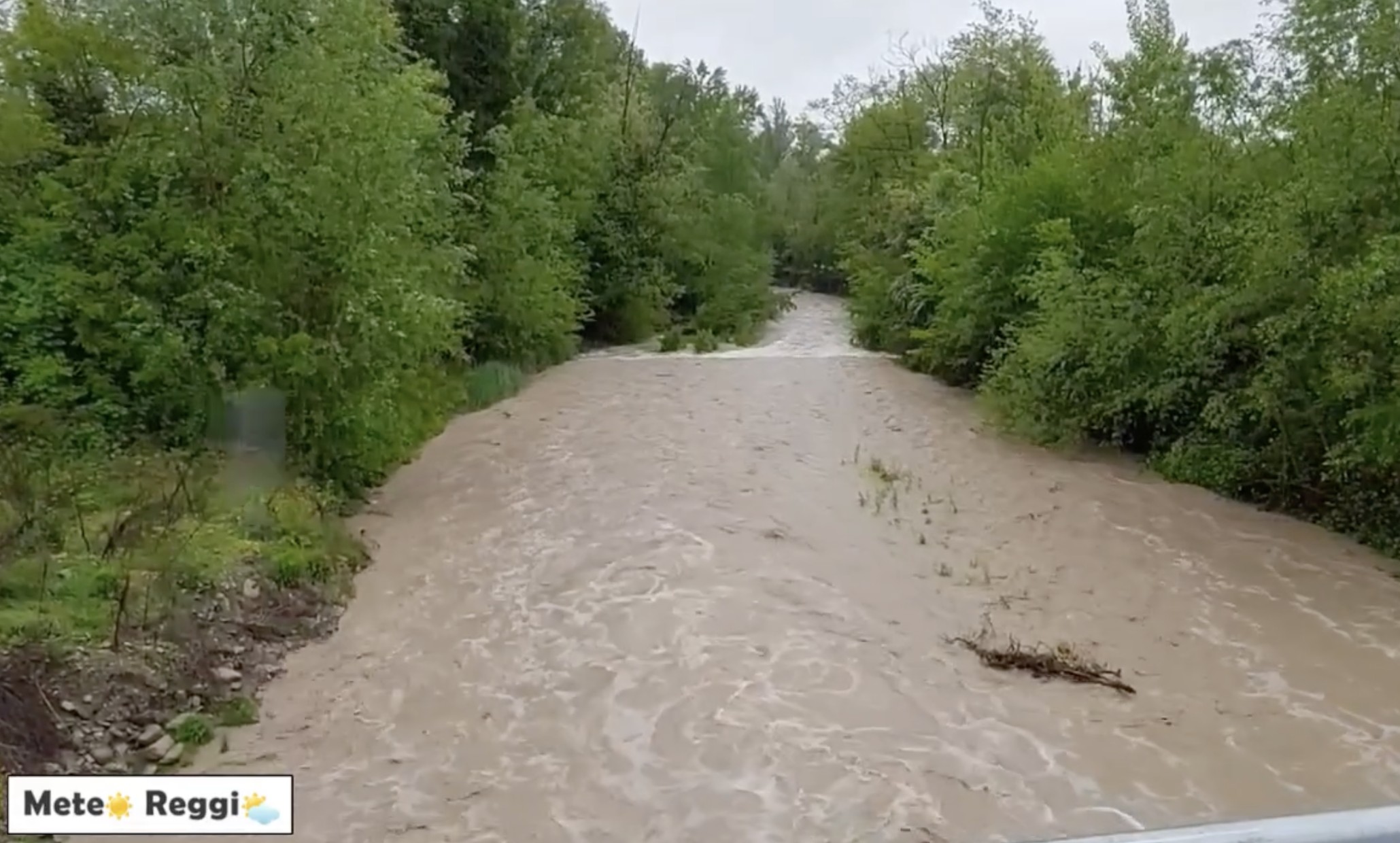 Piogge abbondanti, fiumi Tresinaro e Crostolo osservati speciali (video)