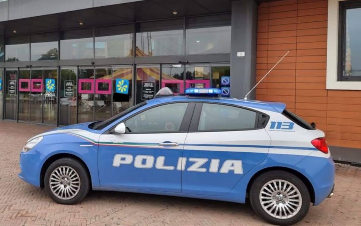 Reggio Emilia, 23enne sorpreso a rubare in un negozio ai Petali, denunciato